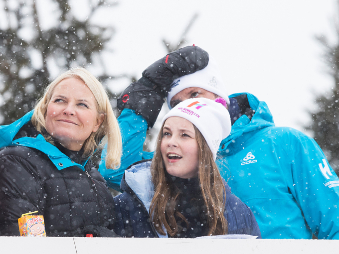 Kronprinsesse Mette-Marit, Prinsesse Ingrid Alexandra og Kronprins Haakon følger hopprennet i Holmenkollen. Foto: Berit Roald / NTB scanpix